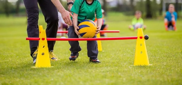 多伦多蓝鸟队王牌马诺亚由于控球崩盘，被下放至新人联盟调整