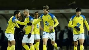 理性追星，新鹏城vs成都赛后有球迷跳下看台与韦世豪合影